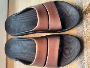 OOFOS OOahh Luxe Slide Sandals Metallic Rose Gold